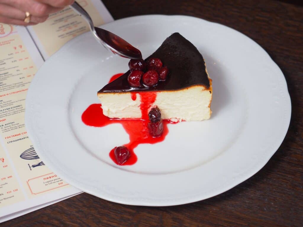 Cheesecake New York con marmellalta di ciliegie