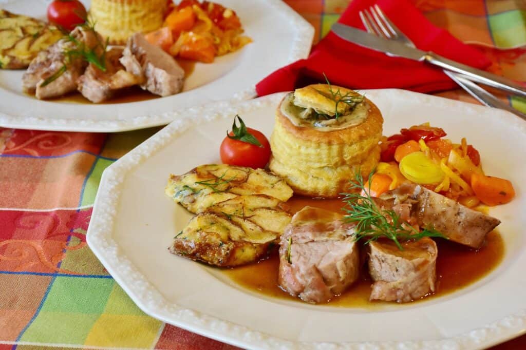 Filetto di maiale al latte con patate e melograno