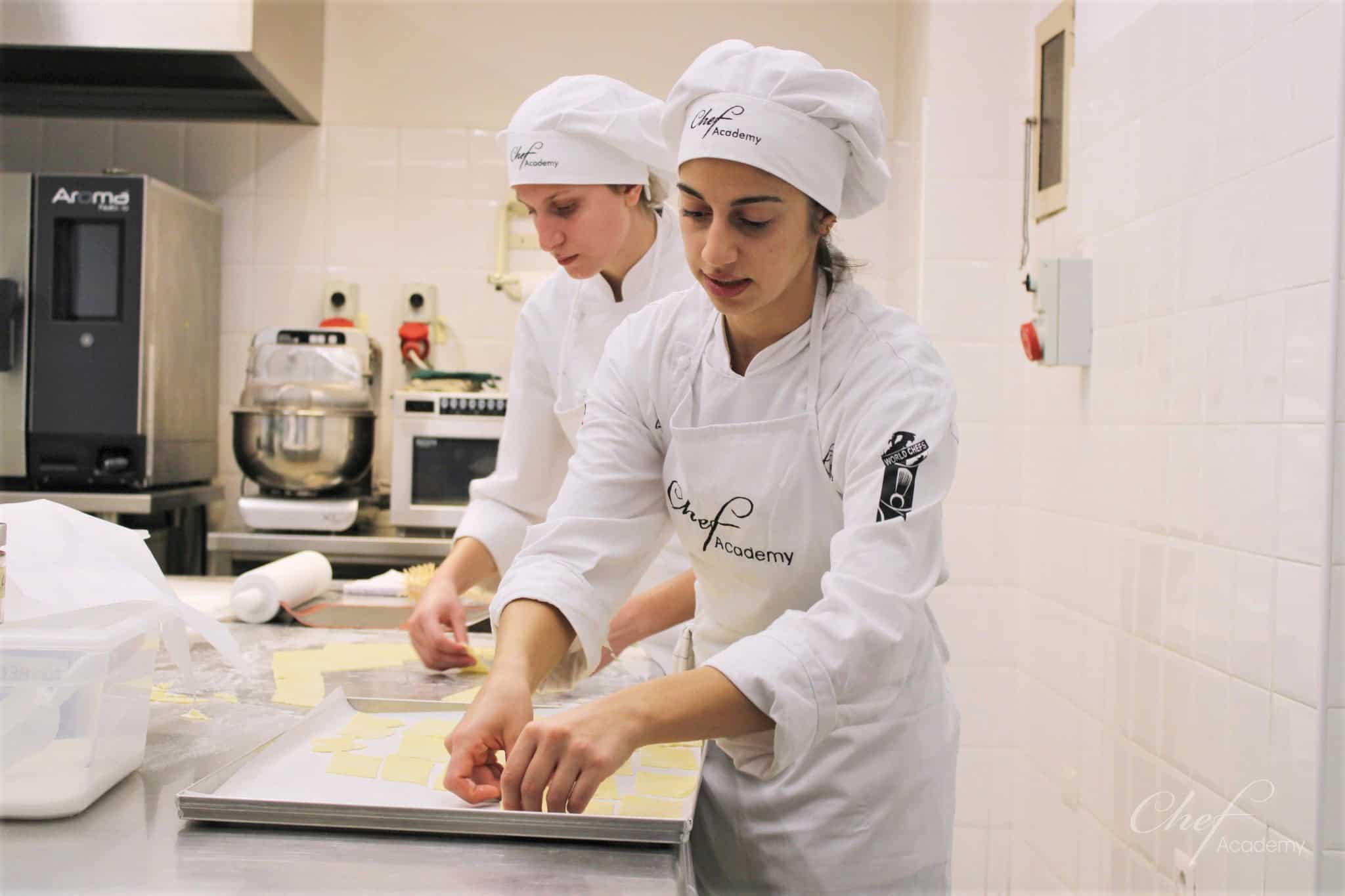 Estudiantes de pastelería trabajando