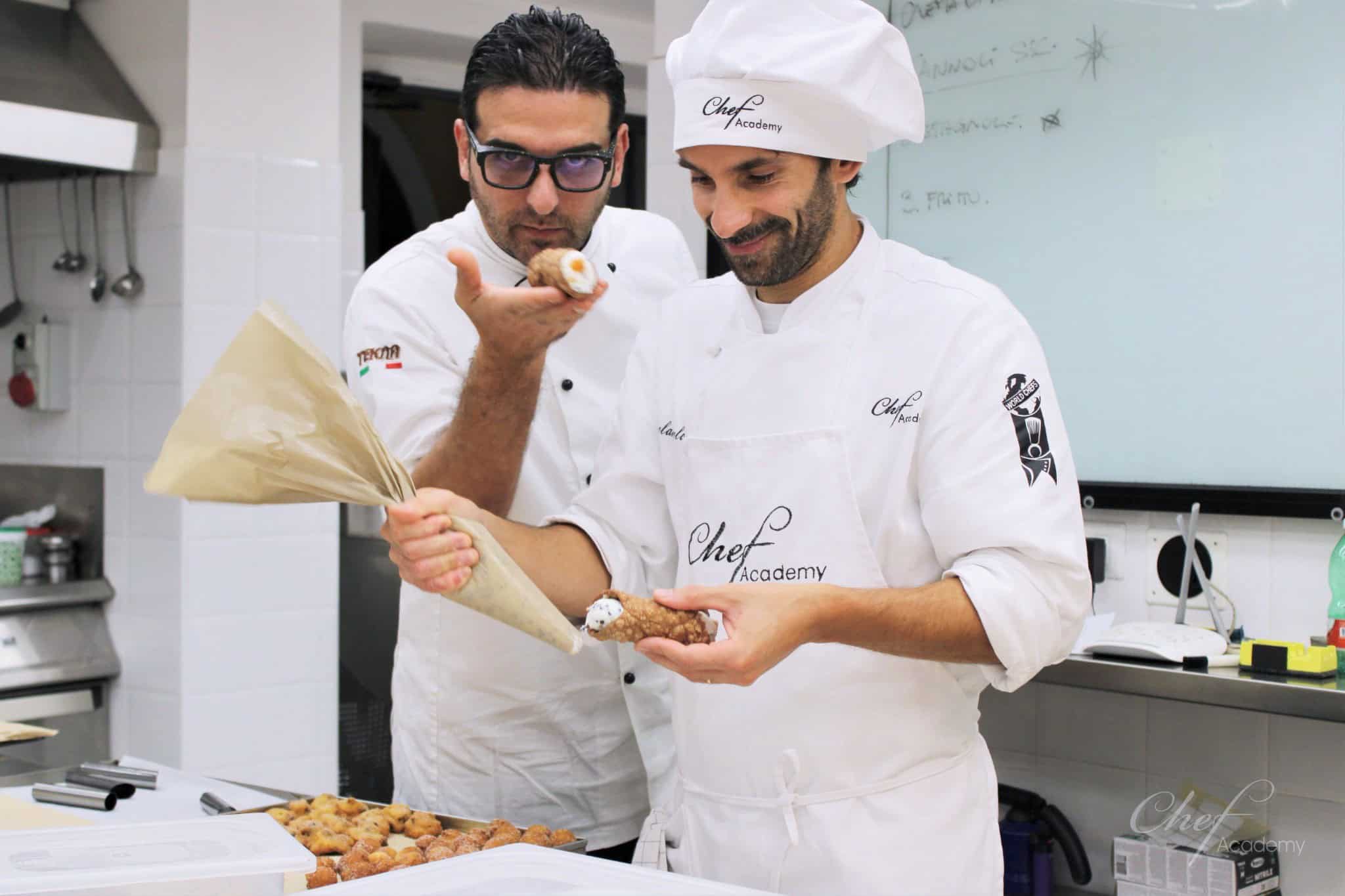 Un profesor revisando un plato